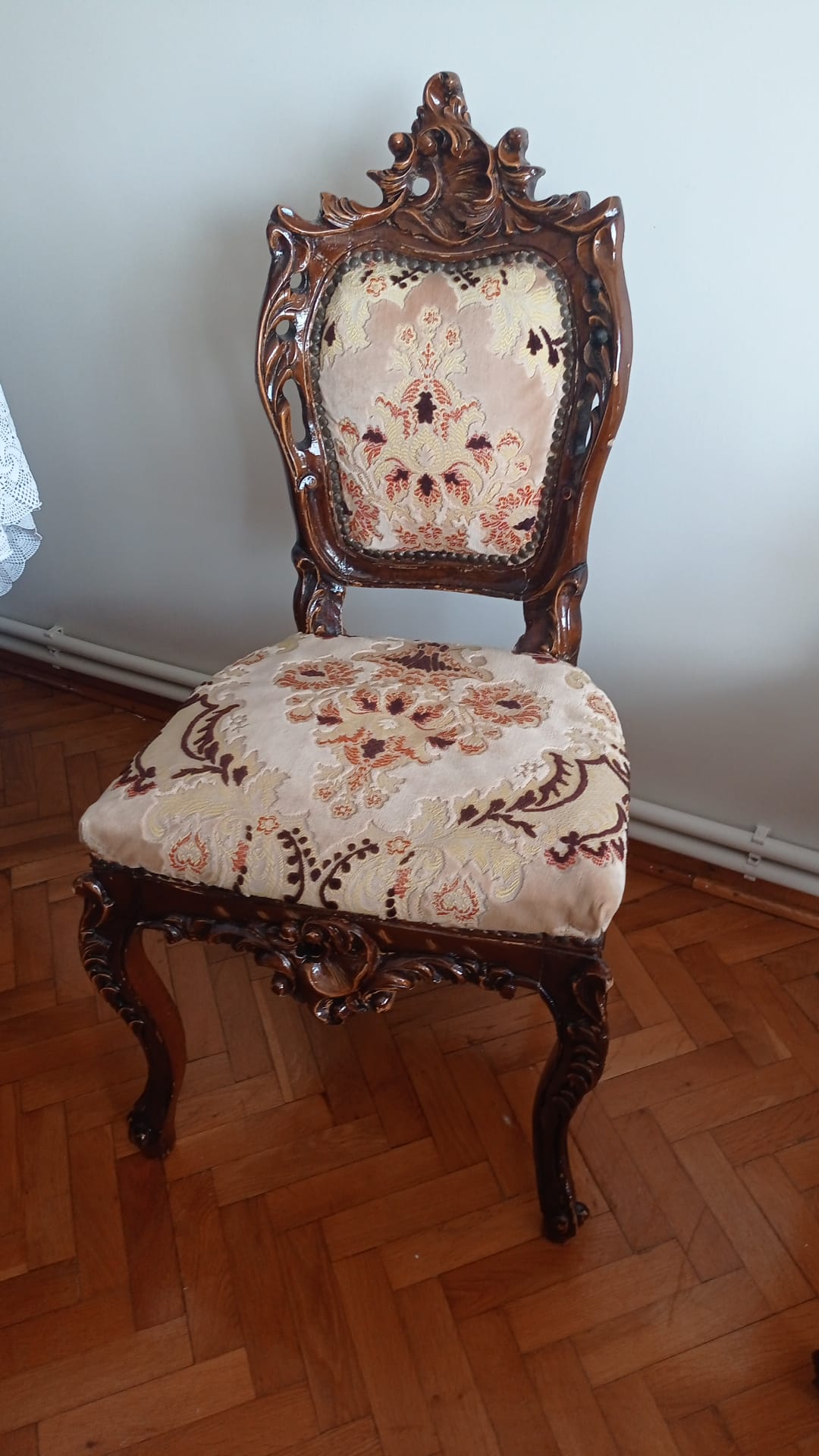 eski kılasık avangart sandalye hali