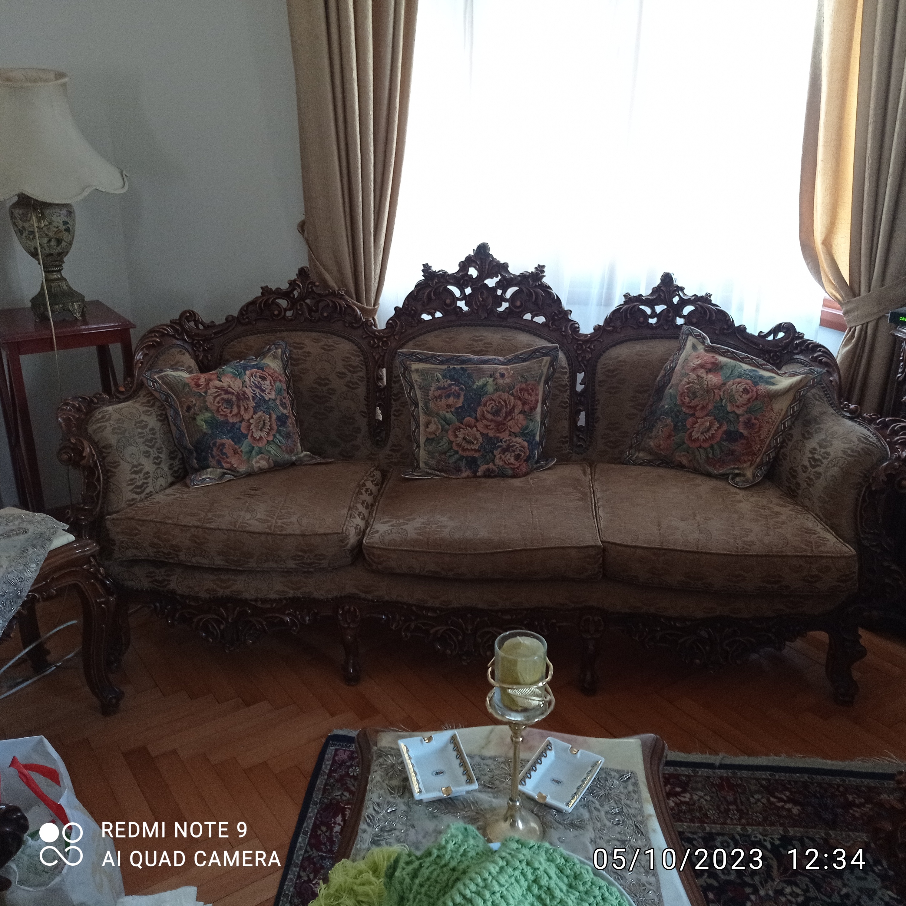 eski kılasık avangart kanepe hali ni görüyorsunuz