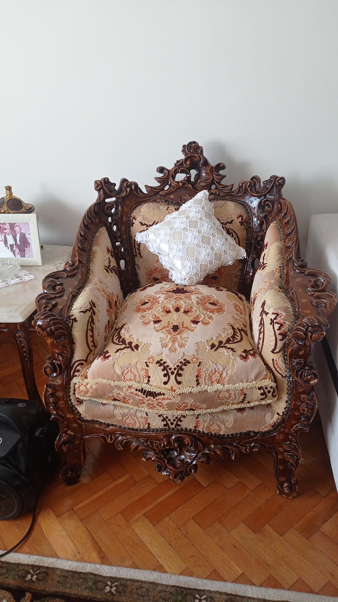 eski kılasık avangart koltuk hali cila ve döşeme yapılması gerekli
